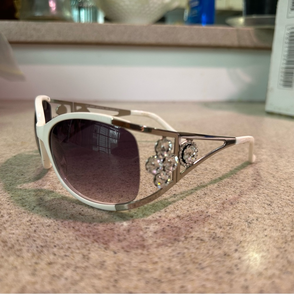 Jimmy Crystal Round Black & White Frame Sunglasses
w/Swarovski, Style# GL949 NEW